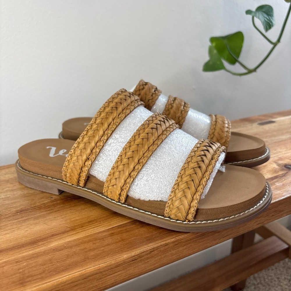 New In box Very G Women's 7.5 Alba Tan Woven Southern Slip On Sandals